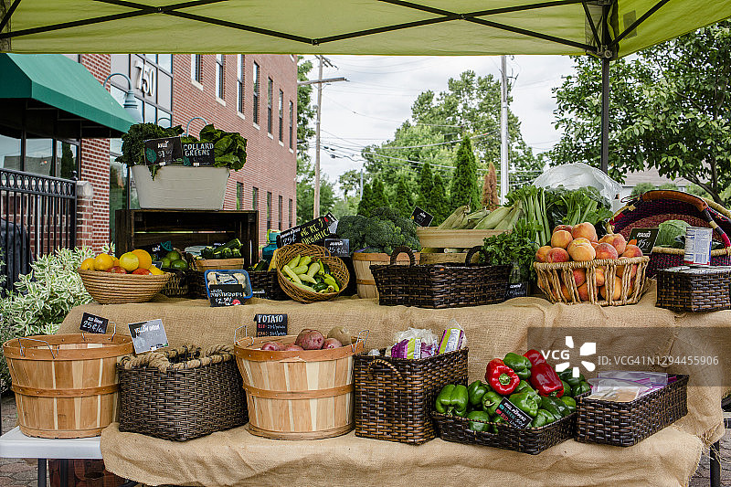 堆满新鲜水果和蔬菜的小型农产品摊位图片素材