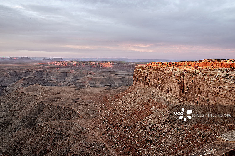 犹他州亚利桑那州边界偏远沙漠的台地和峡谷日出图片素材