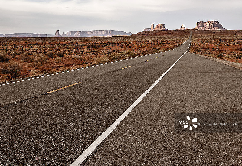通往犹他州纪念碑谷的公路景观图片素材