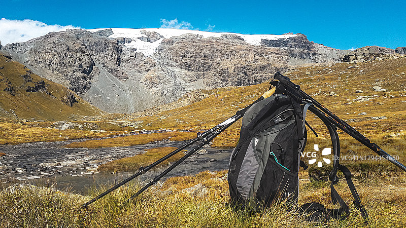 山中的背包图片素材