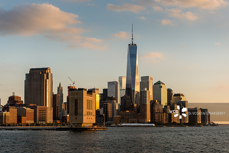 曼哈顿下城与世贸中心天际线（黄金时段）图片素材