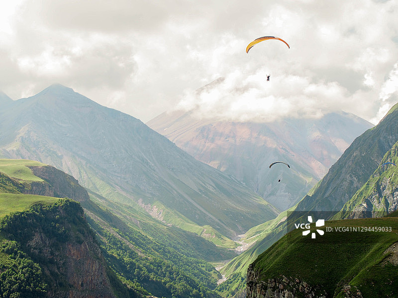 滑翔伞运动员在最美山脉中翱翔图片素材