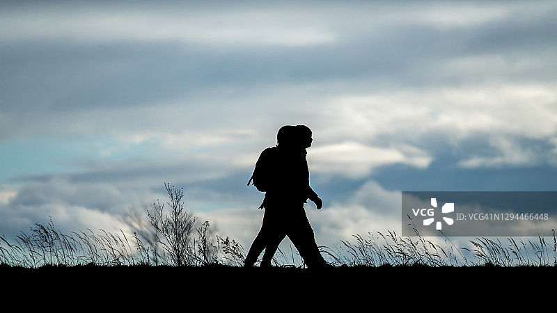 两个行走的人的轮廓图片素材