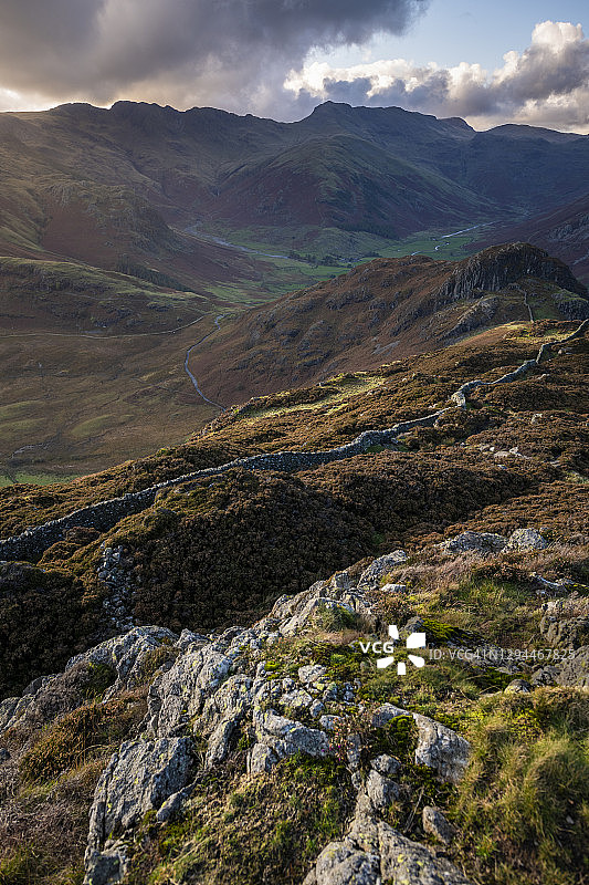 徒步前往 Side Pike,从 Lake District 的 Lingmoor Fell 欣赏 Great Langdale 的美景图片素材