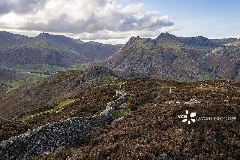 徒步前往 Side Pike，从 Lake District 的 Lingmoor Fell 欣赏 Great Langdale 的美景图片素材
