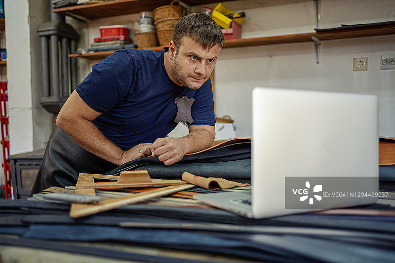 工匠在皮革上划线裁剪图片素材