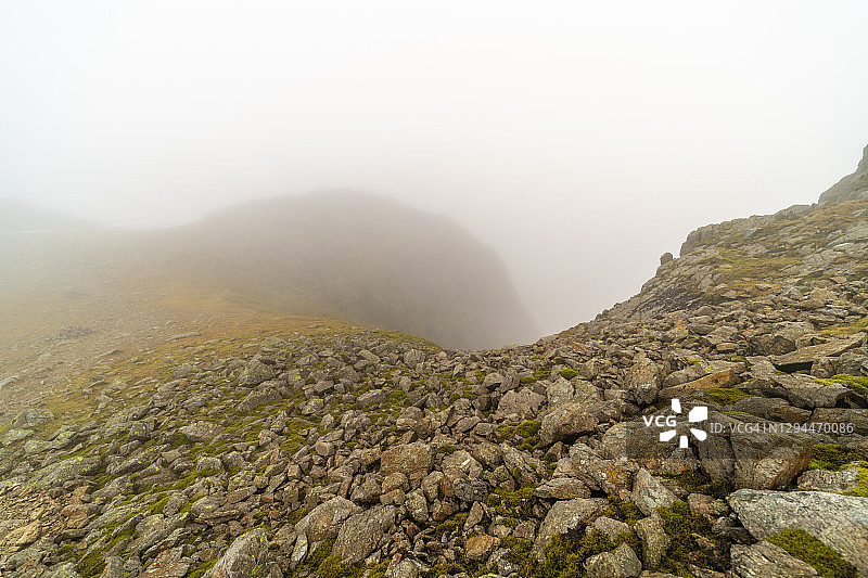 湖区国家公园Crinkle Crags岩石遍布的山顶，笼罩在浓雾中图片素材