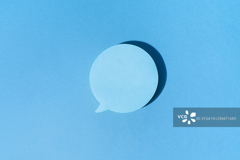 蓝色背景上的漫画气泡形状的蓝色空白便签图片素材