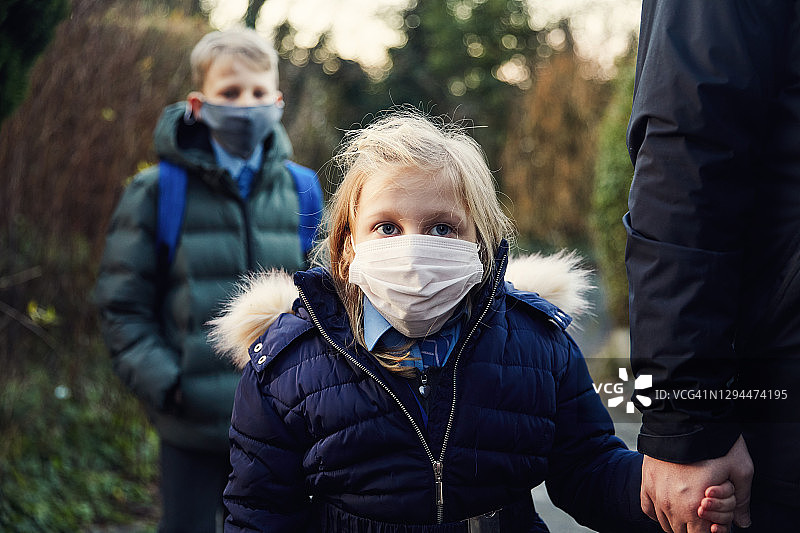 孩子们戴着口罩去上学图片素材