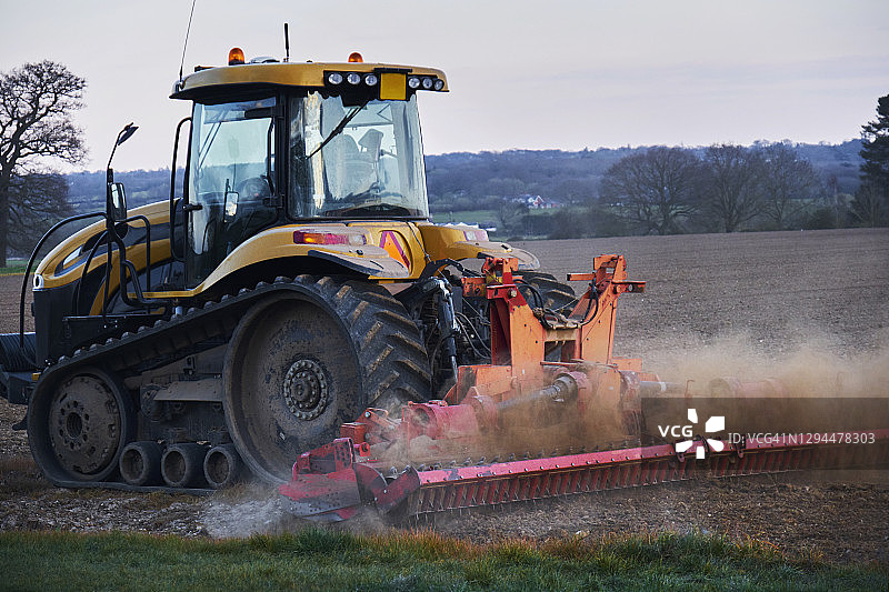 埃塞克斯乡村的农民和拖拉机图片素材