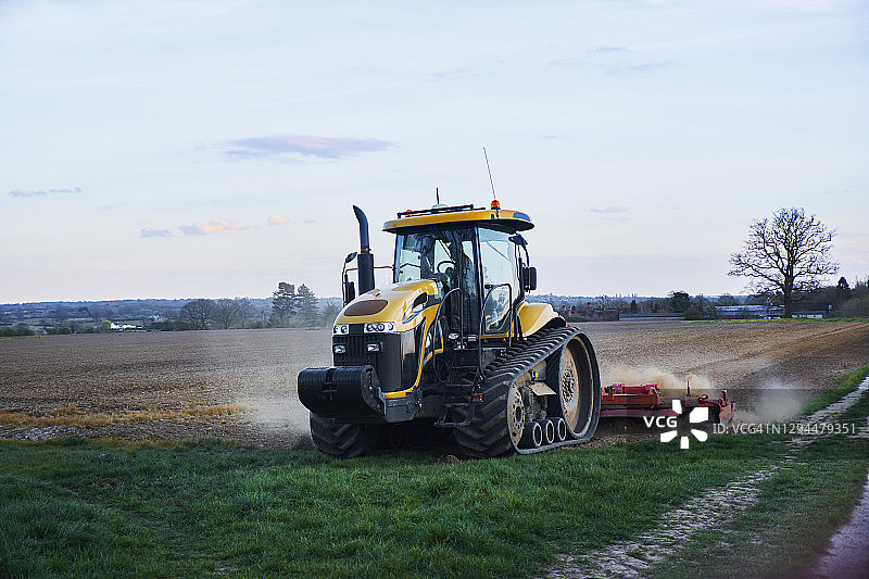 埃塞克斯乡村的农民和拖拉机图片素材