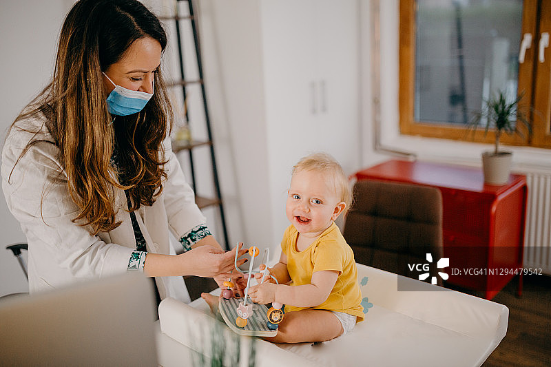 儿科医生检查婴儿图片素材