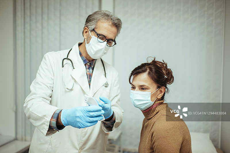 医生为病人测量体温图片素材