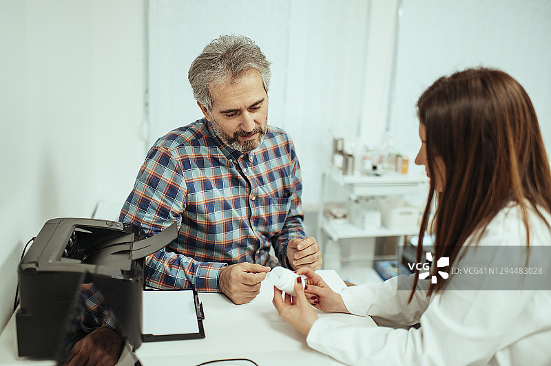 医生和患者在医疗咨询期间交谈图片素材