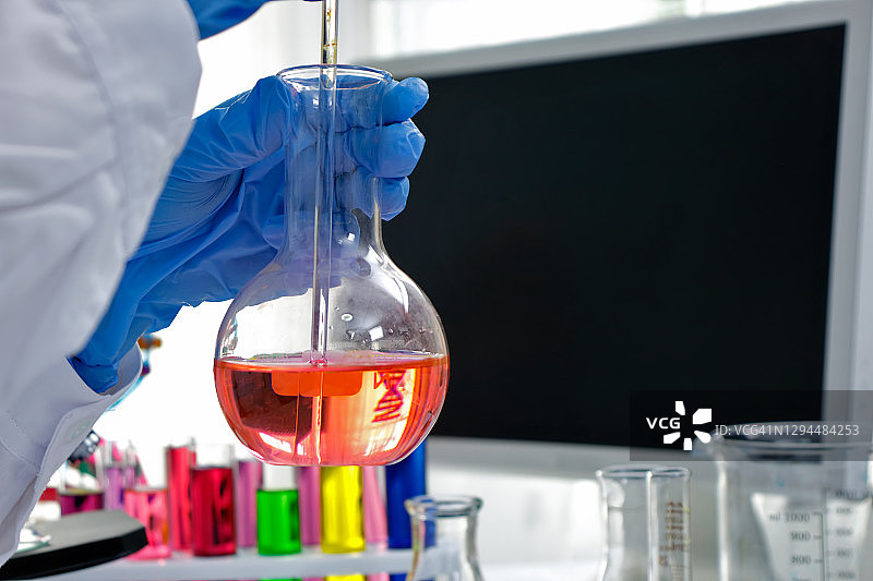 科研人员在实验室进行分析图片素材