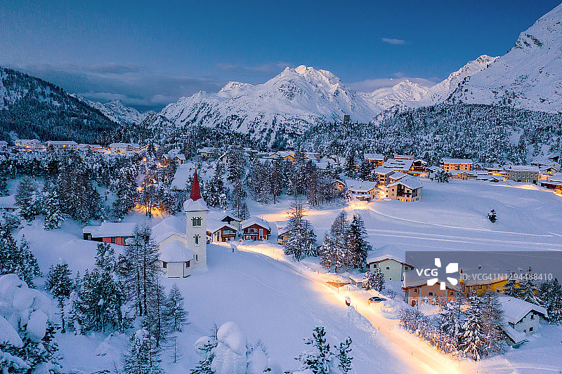 瑞士暴风雪后的比安卡教堂和马洛亚图片素材