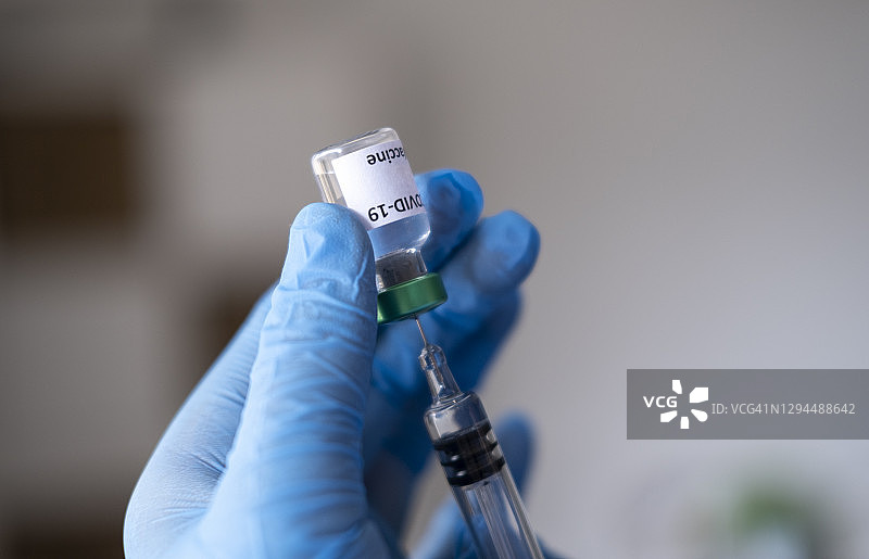 医生准备用于疫苗接种的注射器图片素材