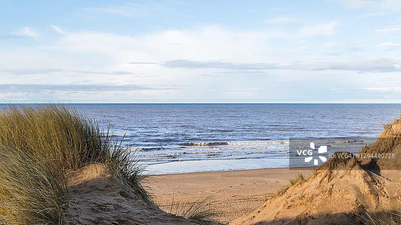 Formby Point海滩上的拍岸浪图片素材