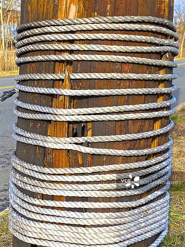 系在杆子上的绳索图片素材