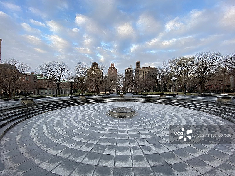 空旷的华盛顿广场喷泉图片素材