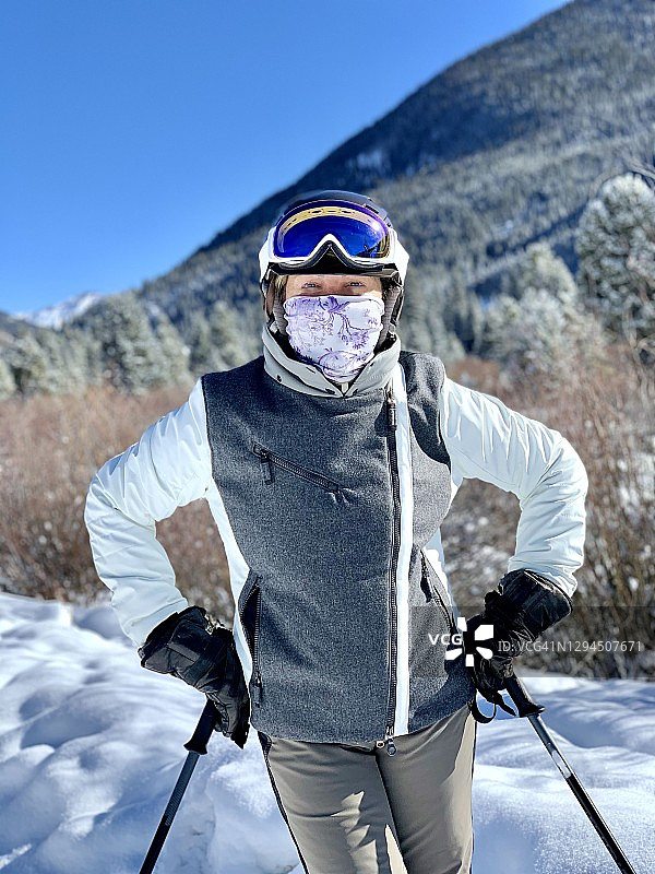 一位女士在雪地里戴着脖套图片素材