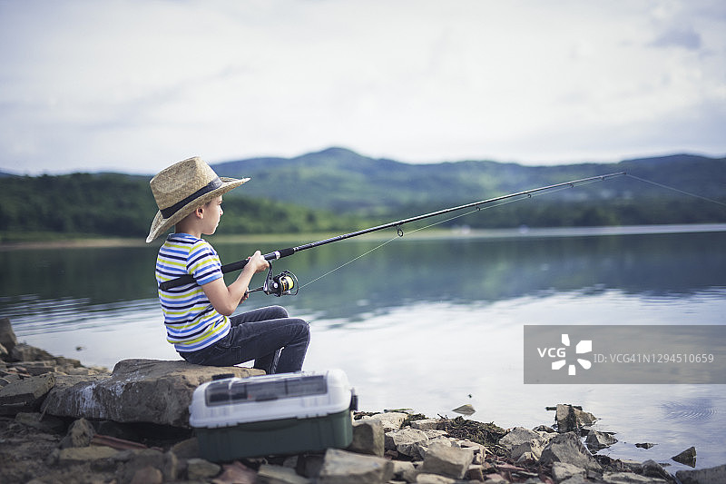 钓鱼的小男孩图片素材