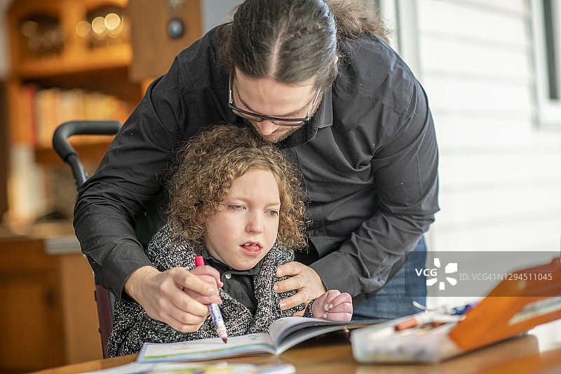 和爸爸一起学写作图片素材