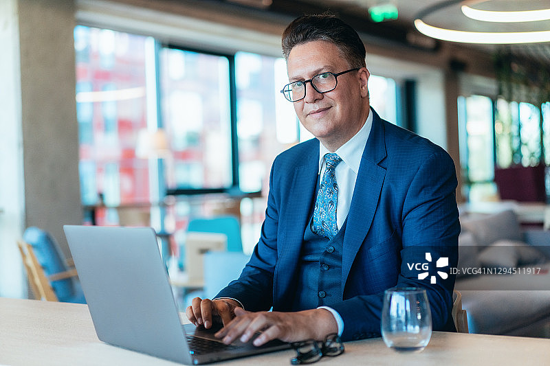 办公室里的商人图片素材