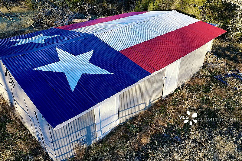 德克萨斯丘陵地区德州旗帜谷仓图片素材