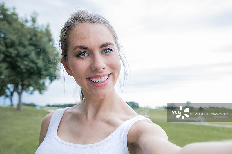 美丽的女人对着镜头微笑自拍图片素材