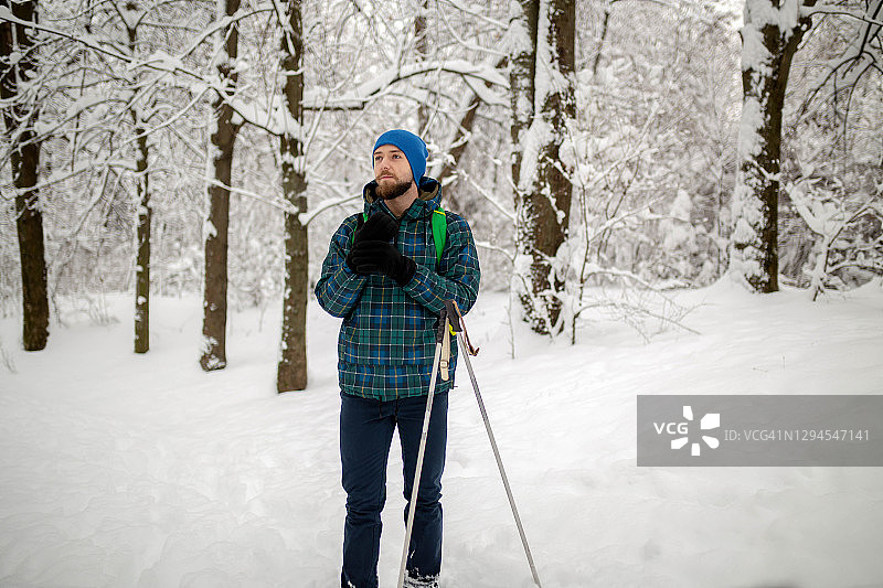 在雪山中徒步的男人图片素材