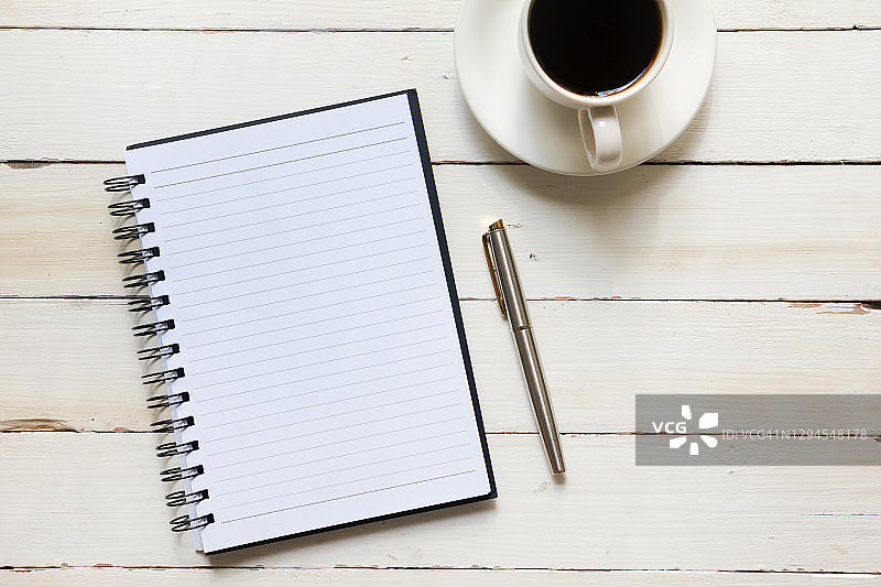 带钢笔和咖啡杯的打开的笔记本图片素材