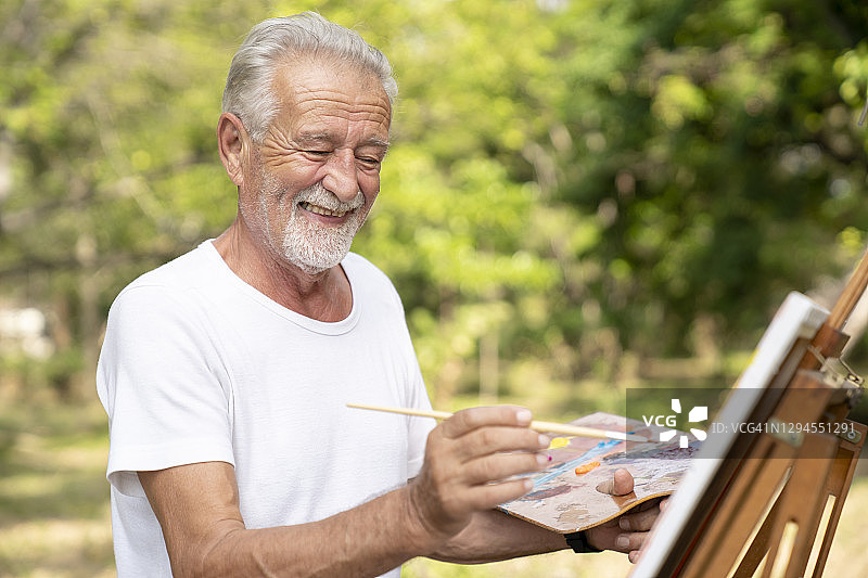 老年男人在公园里绘画图片素材