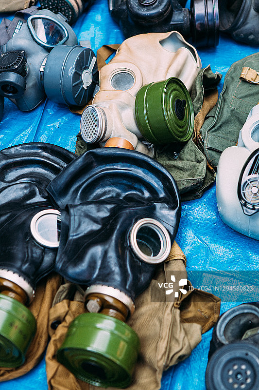 蓝色防水布上出售的各种防毒面具图片素材