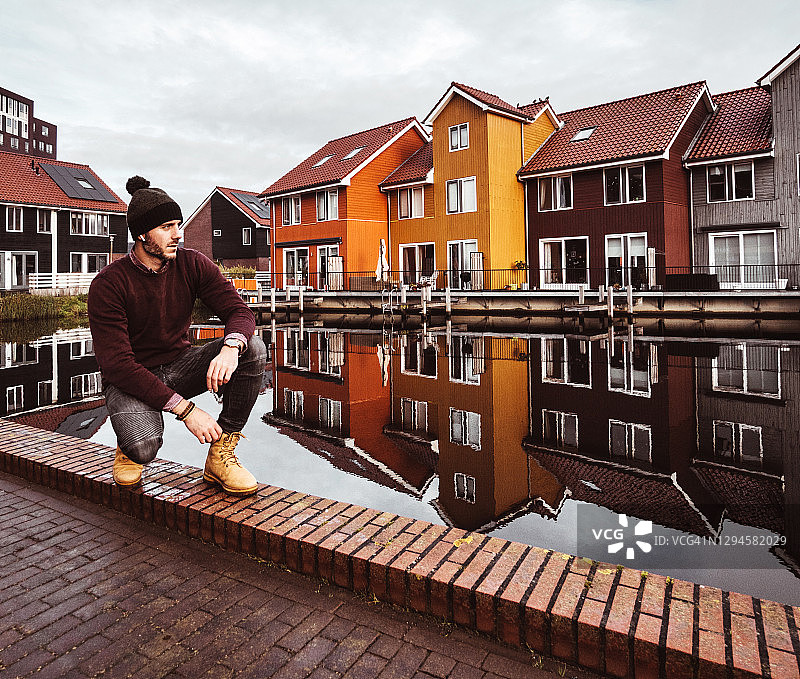 男人坐在格罗宁根一个色彩鲜艳的地区图片素材