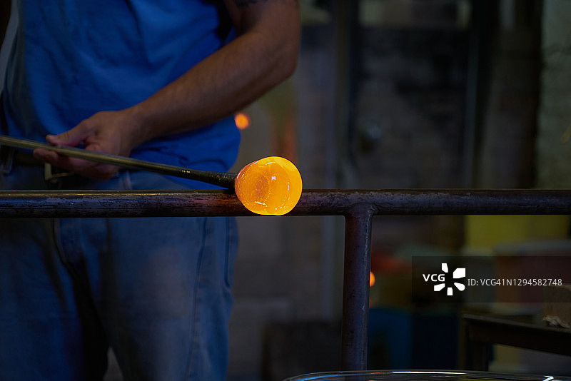 工匠在车间用吹管制作玻璃图片素材