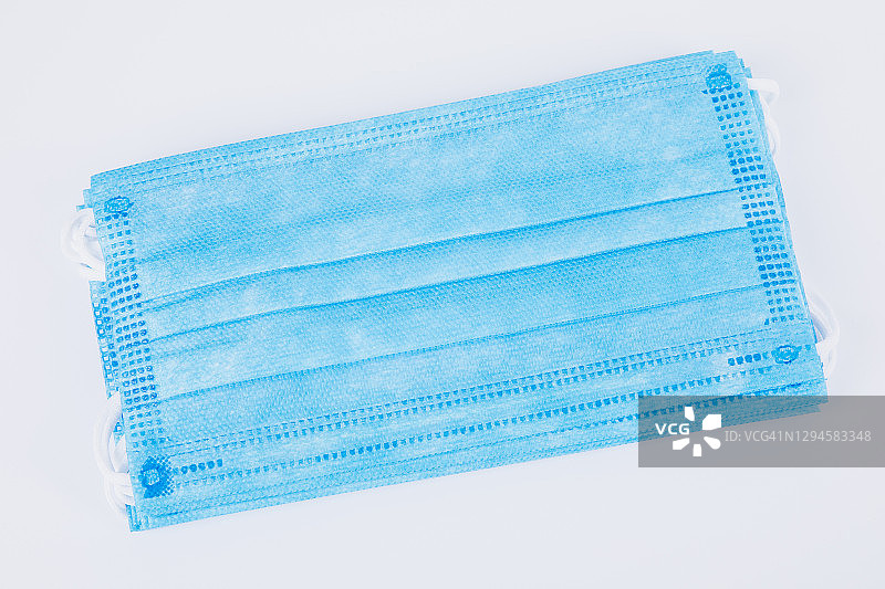 白色背景下不同类型的防护口罩图片素材