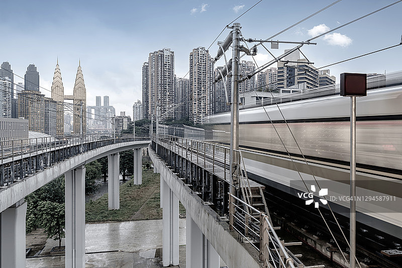 重庆现代都市的摩天大楼与地铁列车图片素材