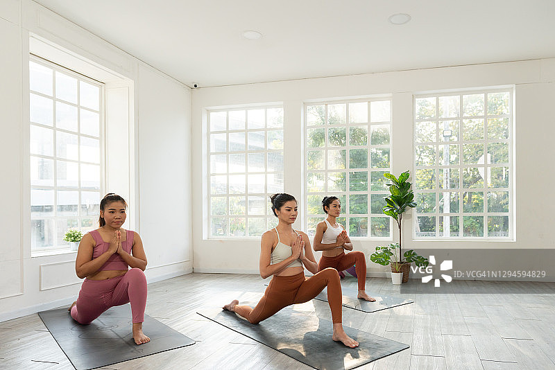一群女人在瑜伽课上伸展身体图片素材