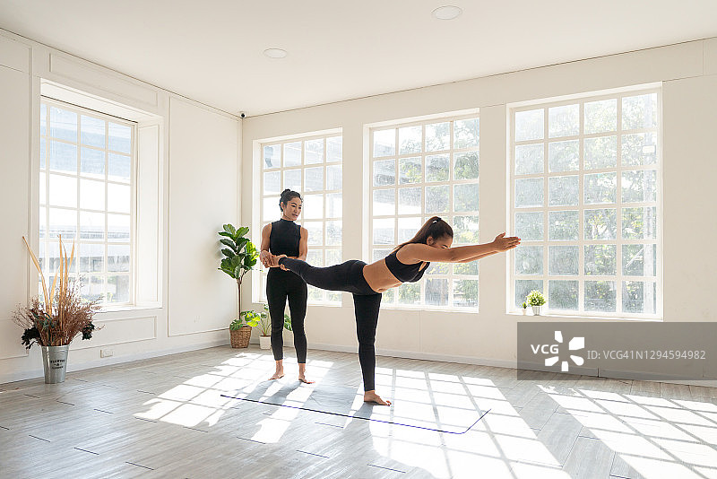 在健身工作室练习瑜伽的女人图片素材