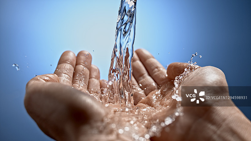 水倒入男人的手中图片素材