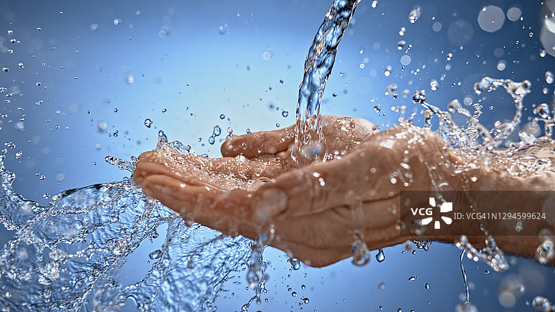 水花溅在手上图片素材