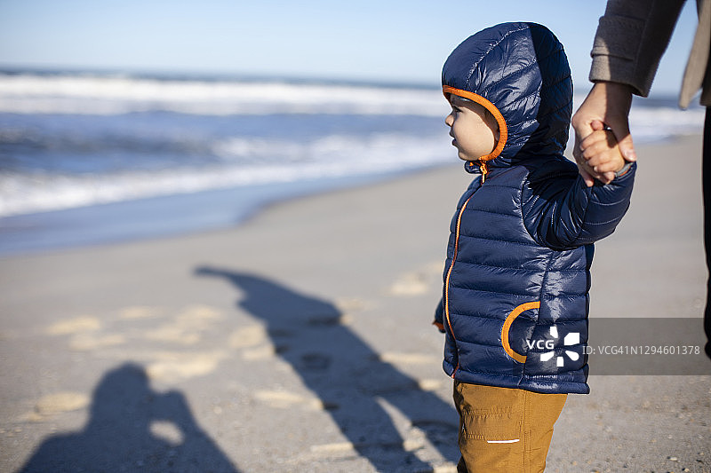 冬季母子观海图片素材