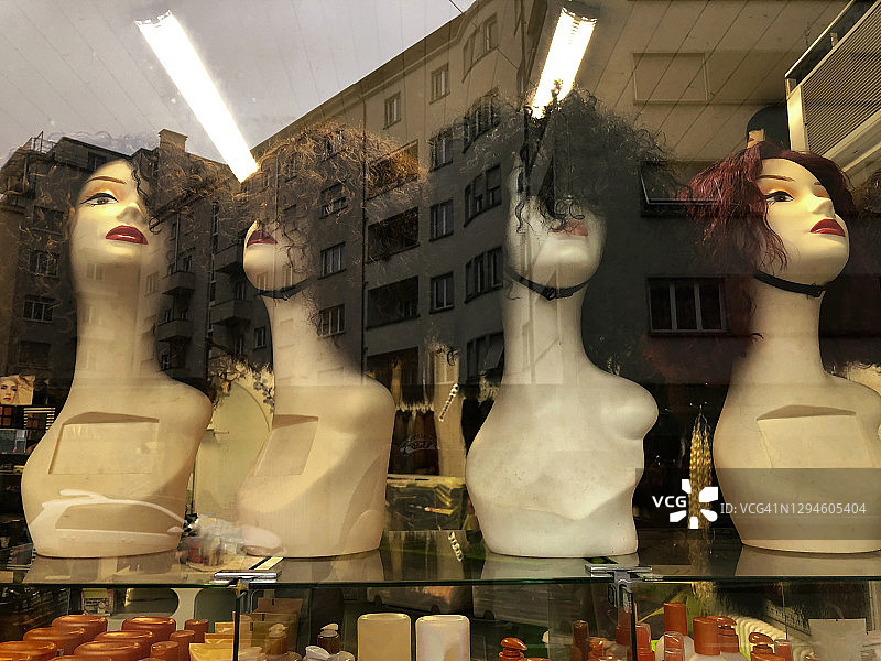商店橱窗里的假发模特图片素材
