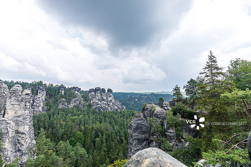 德国萨克森瑞士厄尔士山脉，巴斯泰山脉背景下的森林高角度景观图片素材