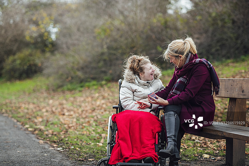 母女在公园使用智能手机图片素材