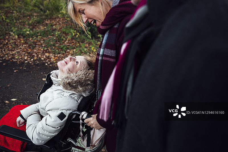 温馨的秋日家庭散步图片素材