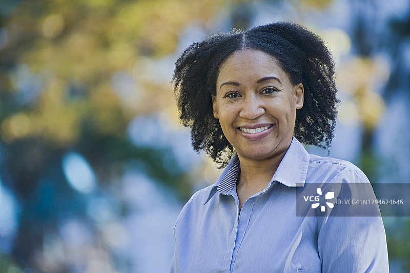 中年非裔美国妇女的肖像图片素材