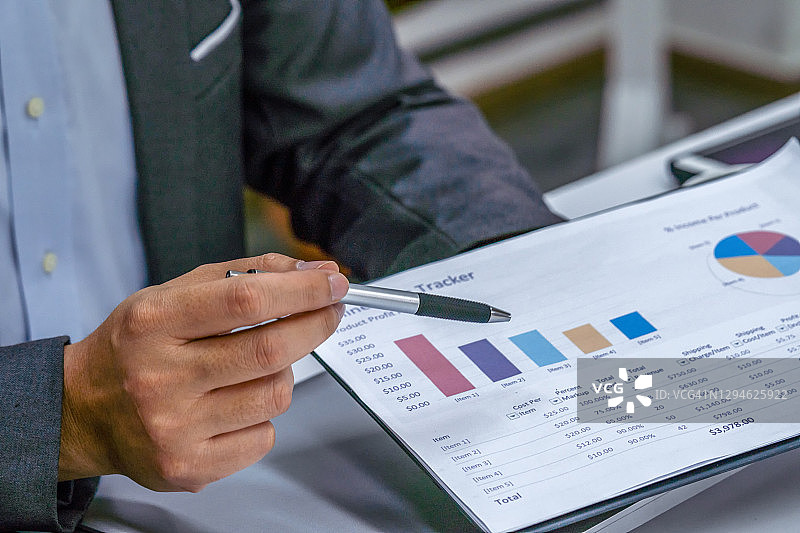 商务团队合作阅读财务图表图片素材