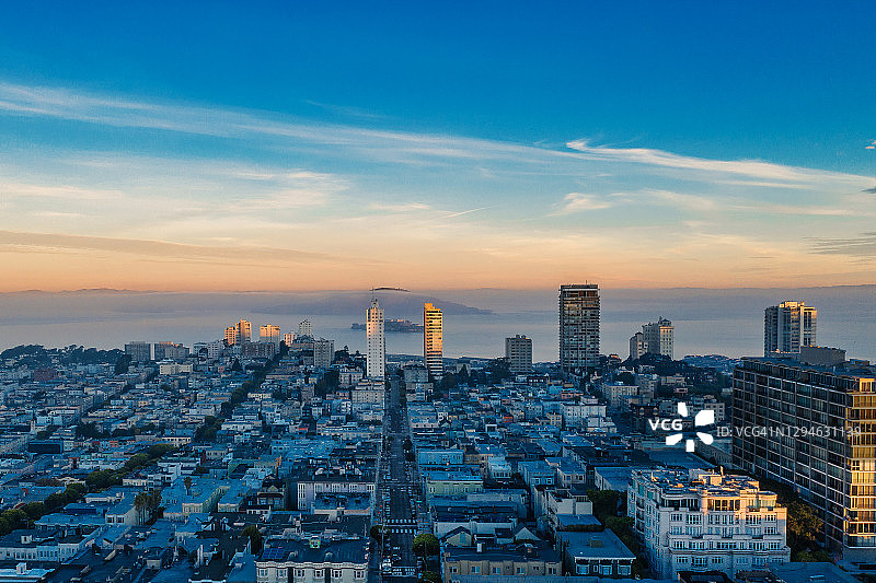 旧金山湾上的雾鸟瞰图图片素材